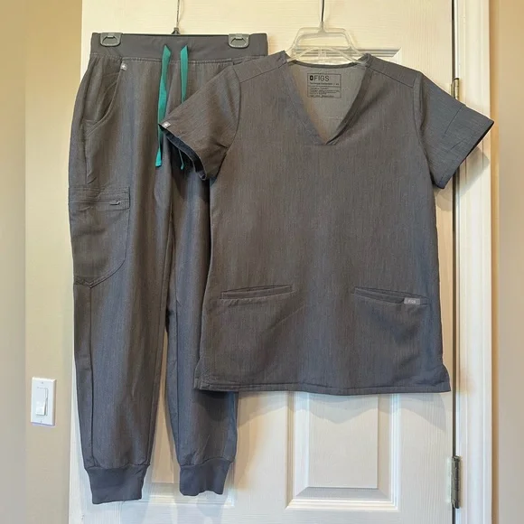 FIGS Women’s Grey Scrub Set Jogger Pants V-Neck Top Technical Collection Size XS - Picture 2 of 12